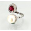 Stříbrný dámský prsten s perlou, rubínem a zirkony – Perla Rubín 2660