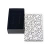 Luxusní dárková krabička s černobílými ornamenty a saténovou mašličkou – perfektní doplněk k elegantnímu dárku.