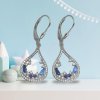 Stříbrné visací náušnice kapky – krajkové osazení, modré a fialové kamínky, čiré zirkony, rhodiovaný lesk, klapkové zapínání.