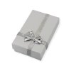 Dárková šperková krabička ve stříbrném designu s mašlí – luxusní mini balení na náušnice nebo přívěsek.