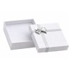ALT text 4: Dárková krabička na náhrdelník a náušnice – bílá se stříbrnou stuhou