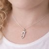 Stříbrný přívěsek písmeno J na dětském krčku – jemný osobní šperk