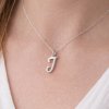 Stříbrný přívěsek písmeno J na jemném řetízku – dámské nošení