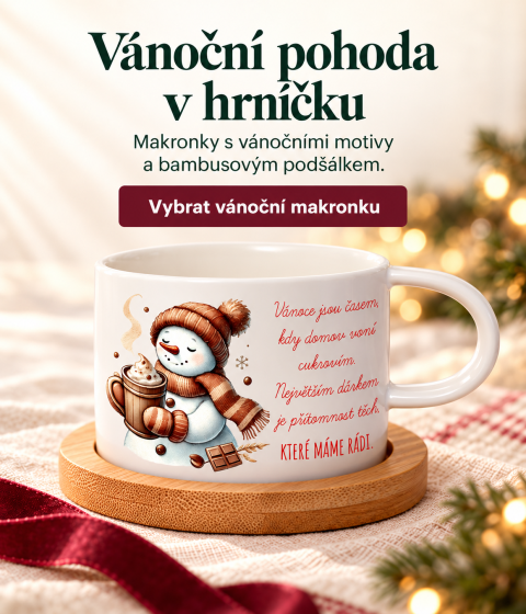 Vánoční makronky – hrnek se sněhulákem a kakaem na bambusovém podšálku