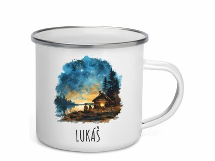 Smaltovaný plecháček s akvarelovým motivem večerního táboření a chaty pod hvězdnou oblohou, personalizovaný jménem.