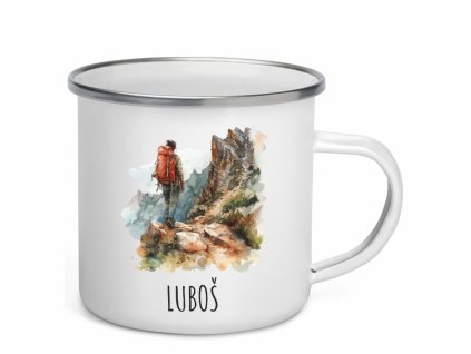 Smaltovaný plecháček s akvarelovým motivem dobrodruha stojícího na vrcholu hory, personalizovaný jménem.