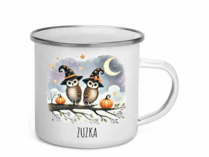 Smaltovaný plecháček s motivem dvou sov v čarodějnických kloboucích, dýní a noční oblohy. Personalizovaný se jménem.