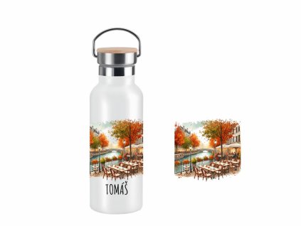 Dvoustěnná nerezová termoska s akvarelovým motivem kavárny u řeky v podzimní atmosféře a možností personalizace.