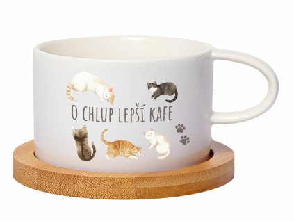 Hrnek s akvarelovými ilustracemi koček a nápisem "O chlup lepší kafe" na bambusovém podšálku