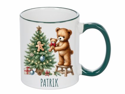Keramický hrnek s vánočním motivem medvídka zdobícího stromeček, personalizovaný jménem, ideální dárek na Vánoce.