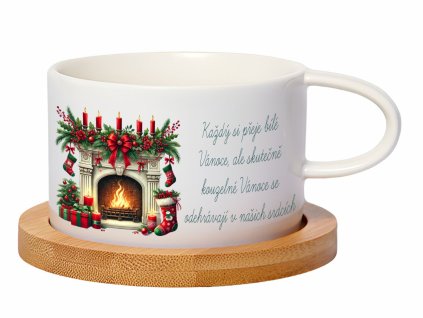 Hrnek makronka 200 ml s vánočním motivem krbu, svíček a výzdoby na bambusovém podšálku. Designový hrnek ideální jako vánoční dárek.