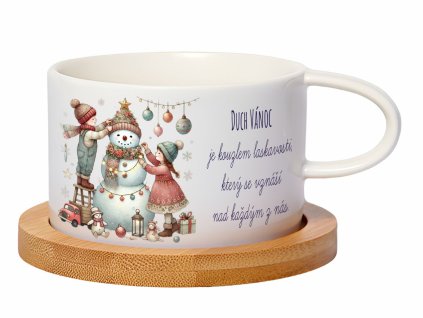 Hrnek makronka 200 ml s motivem dětí zdobících sněhuláka jako vánoční stromeček, doplněný bambusovým podšálkem. Vánoční designový hrnek.