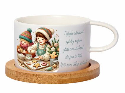 Hrnek makronka 200 ml s akvarelovým motivem dětí při pečení vánočního cukroví, doplněný bambusovým podšálkem. Vánoční designový hrnek.