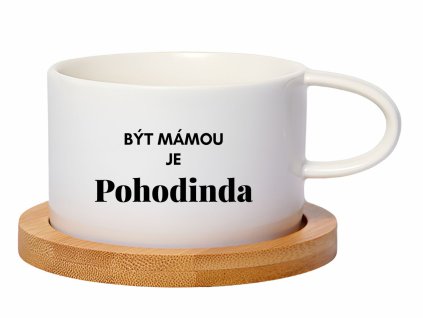 Bílý keramický hrníček s nápisem „Být mámou je Pohodinda“ a bambusovým podtáckem.