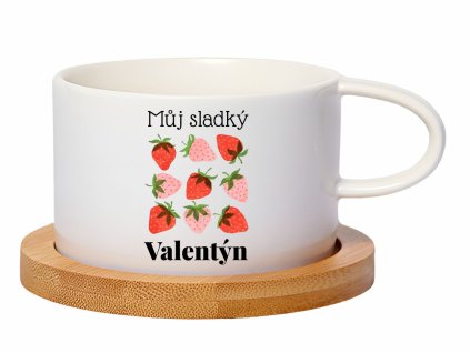 Hrnek s nápisem „Můj sladký Valentýn“, devíti jahodami v akvarelovém stylu a bambusovou podložkou, vhodný jako dárek na Valentýna 2025.