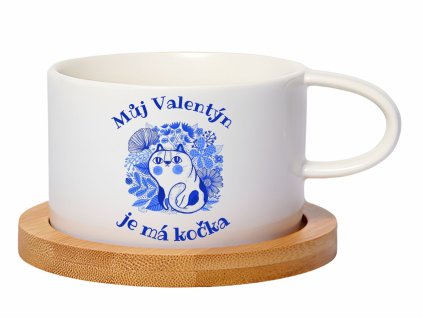 Hrnek s nápisem „Můj Valentýn je má kočka“ v modrých odstínech, s akvarelovým motivem kočky a květin, doplněný bambusovou podložkou. Ideální jako valentýnský dárek.
