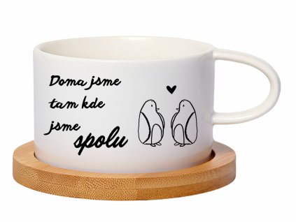 Hrnek s nápisem „Doma jsme tam, kde jsme spolu“, dvěma tučňáky a srdíčkem, doplněný o bambusovou podložku. Ideální jako valentýnský nebo rodinný dárek.