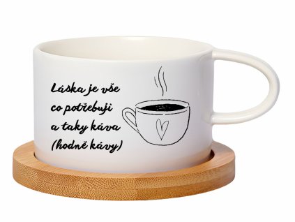Hrnek s nápisem „Láska je vše, co potřebuji, a taky káva (hodně kávy)“, černobílou kresbou šálku kávy a bambusovou podložkou. Skvělý dárek nejen na Valentýna 2025.
