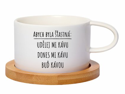 Hrnek s nápisem „Abych byla šťastná: Udělej mi kávu, dones mi kávu, buď kávou“, minimalistickým designem a bambusovou podložkou. Perfektní dárek na Valentýna 2025.