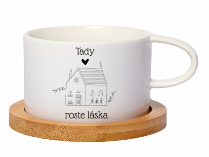 Keramický hrnek s motivem domu, srdíčka a nápisem „Tady roste láska“, doplněný o bambusovou podložku. Ideální dárek na Valentýna i pro rodinnou pohodu.