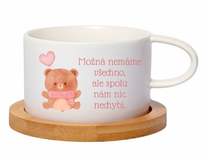 Keramický hrnek s motivem medvídka, růžovým srdíčkem a nápisem „Spolu nám nic nechybí“, doplněný bambusovou podložkou. Skvělý dárek pro všechny příležitosti.