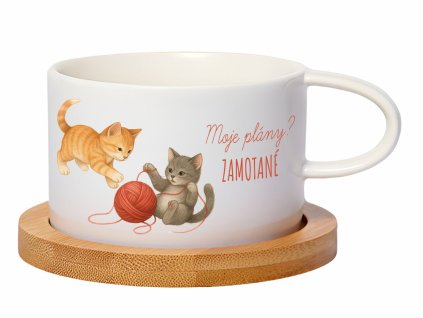 Hrnek s ilustrací hrajících si koťat a nápisem Moje plány? Zamotané, keramický hrnek s bambusovým podšálkem.
