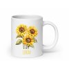 Bílý keramický hrnek s potiskem živých slunečnic. Personalizovaný jménem.