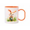 Oranžový dětský plastový hrnek s akvarelovým potiskem veselého zajíčka v zeleném overalu, 300 ml, perfektní pro radostné snídaně.