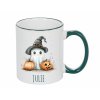 Keramický hrnek 325 ml s akvarelovým motivem ducha v kouzelnickém klobouku a dvěma dýněmi z Halloween edice.