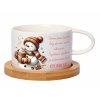 Hrnek makronka 200 ml s motivem sněhuláka držícího šálek kakaa, s bambusovým podšálkem. Zimní designový hrnek vhodný jako vánoční dárek.