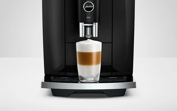 JURA E6 Piano Black – mléčná pěna a horká voda