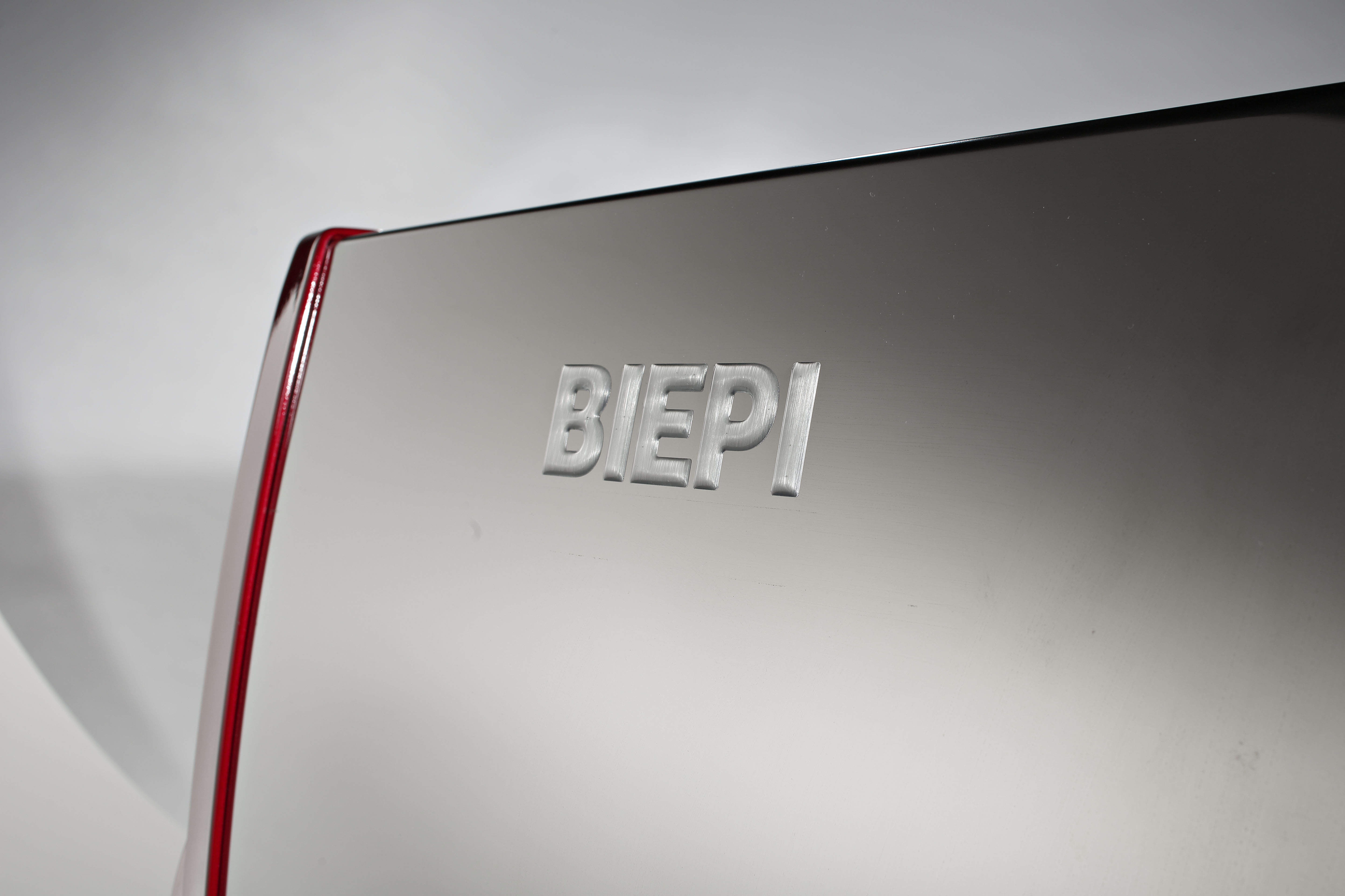 BIEPI MC-1 – detail loga (zadní část)