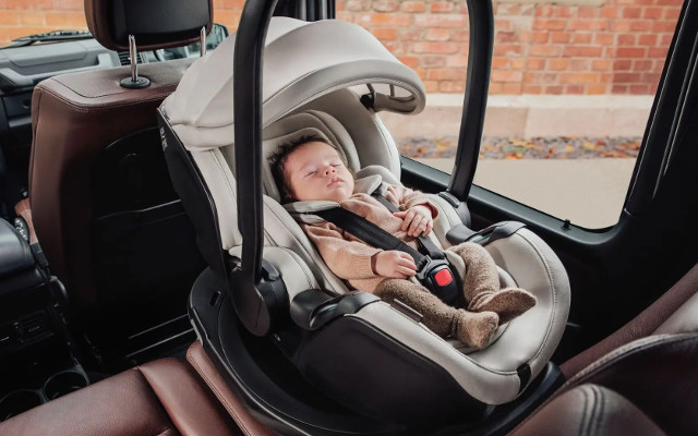 Prečo zimná bundička nepatrí do autosedačky?