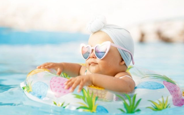 Ako zvládnuť horúčavy s bábätkom: tipy a triky