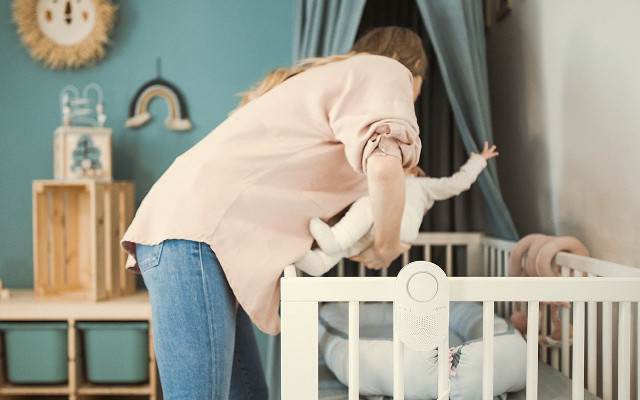 Bezpečný spánok novorodenca: Prečo zvážiť monitor dychu?