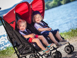 2 detičky, jeden kočík? Žiaden problém – s kočíkom pre dvojičky to hravo zvládnete.