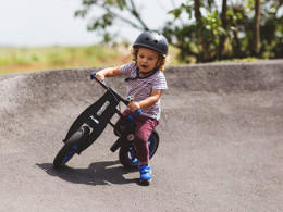 Chodítka, odrážadlá, prilby a iní pomocníci na jarnú sezónu