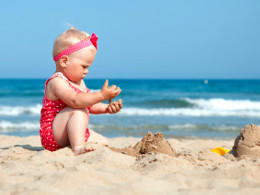 Ide sa na dovolenku k vode! Čo by vo vašej výbave pre dieťatko nemalo chýbať?