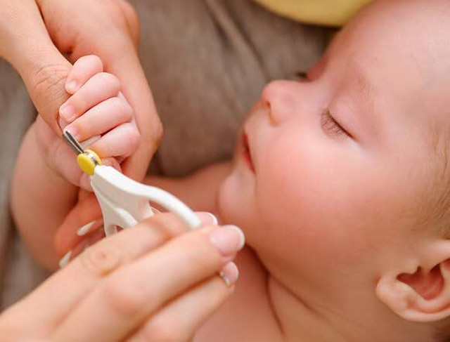 Ako sa starať o nechty novorodenca? Strihať, pilníkovať alebo kombinovať?