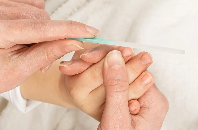 Ako sa starať o nechty novorodenca? Strihať, pilníkovať alebo kombinovať?