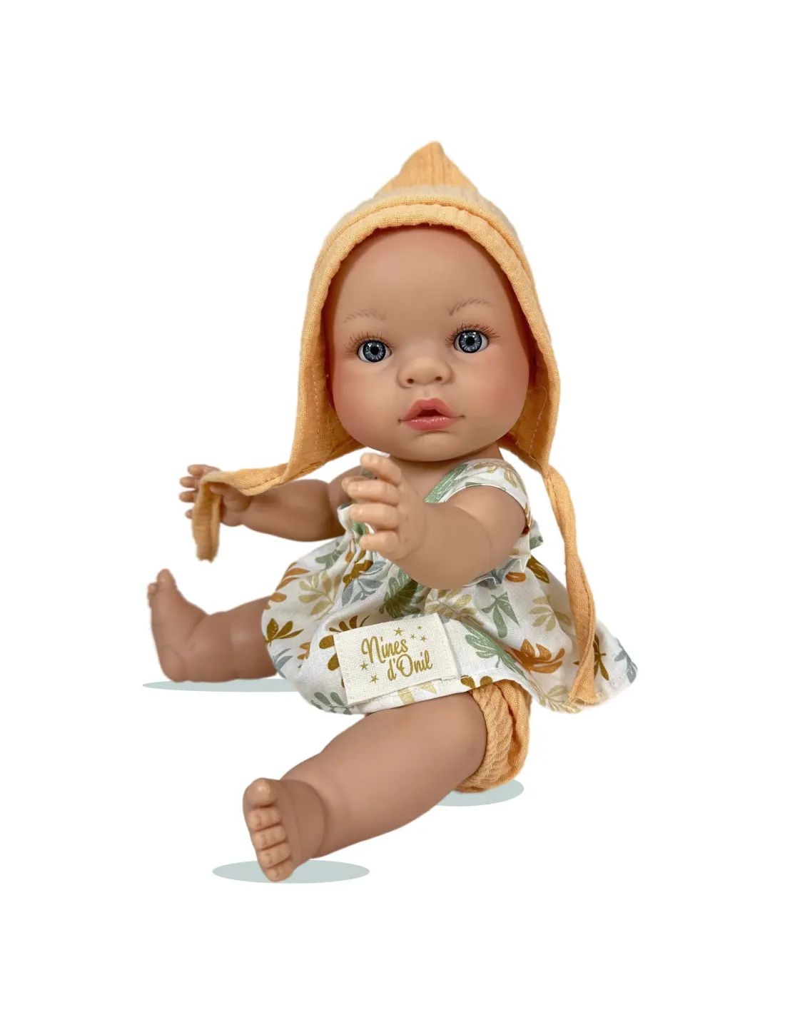 E-shop Nines d´Onil voňavá bábika Malta Girl 37cm v darčekovej krabičke 3016