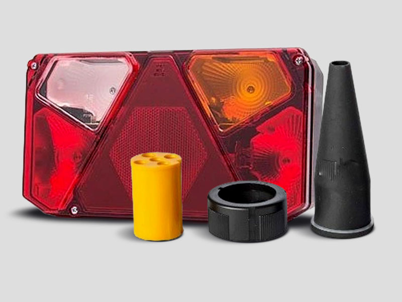 Montáž konektoru do sdružených svítilen