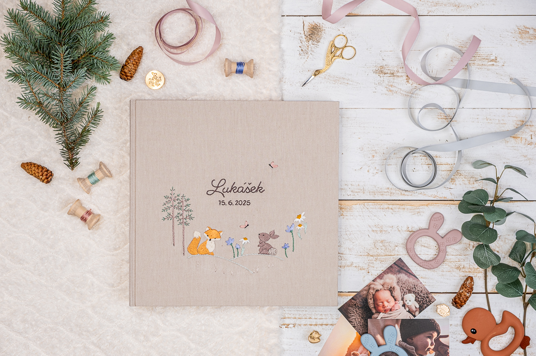 Předsádka v dětském fotoalbu: místo pro vaše jedinečné věnování