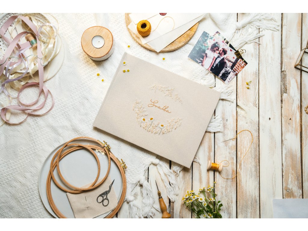 Svatební fotoalbum v boho stylu s lístečky a lučním kvítím