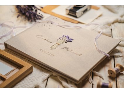 Svatební fotoalbum s kyticí z levandulí