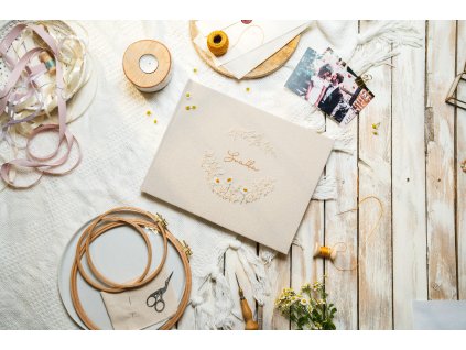 Svatební fotoalbum v boho stylu s lístečky a lučním kvítím