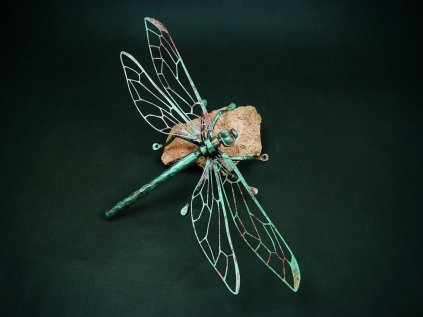 kovaná vážka s měděnou patinou