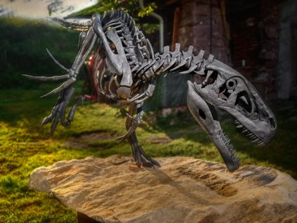 kovaná socha dinosaura