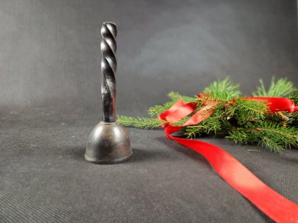 zvonek s kovaným držátkem