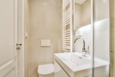 Malá kúpeľňa s vaňou a sprchovým kútom